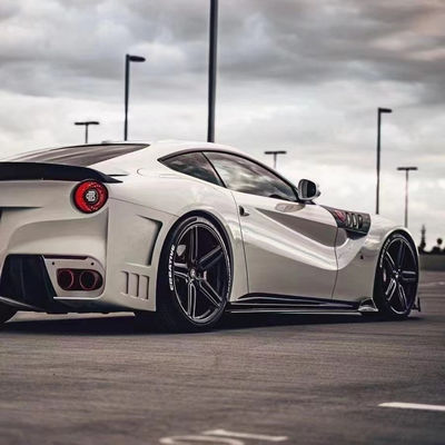 Per la Ferrari F12 Kit corpo in fibra di carbonio F12 aggiorna gli spoiler del paraurti anteriore e posteriore in stile SVR con paraurti del cofano