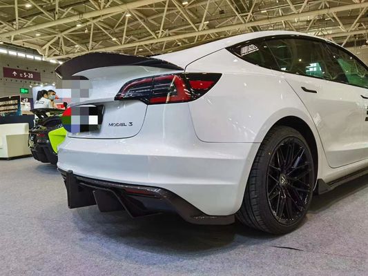 Vendiamo il kit di body upgrade per la Tesla Model 3 con spoiler del paraurti anteriore e posteriore in stile robot