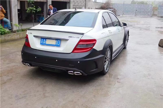 Per Mercedes W204 C63 Body Kit W204 Serie nera aggiornata stile anteriore e posteriore coprifuoco coprifuoco widebody Kit