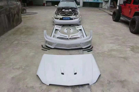 Per Mercedes W204 C63 Body Kit W204 Serie nera aggiornata stile anteriore e posteriore coprifuoco coprifuoco widebody Kit